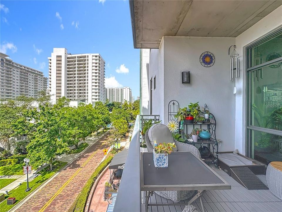 For Sale: $365,000 (2 beds, 2 baths, 1338 Square Feet)