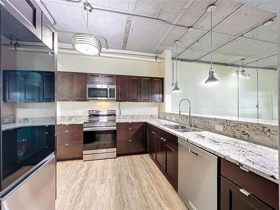 For Sale: $365,000 (2 beds, 2 baths, 1338 Square Feet)