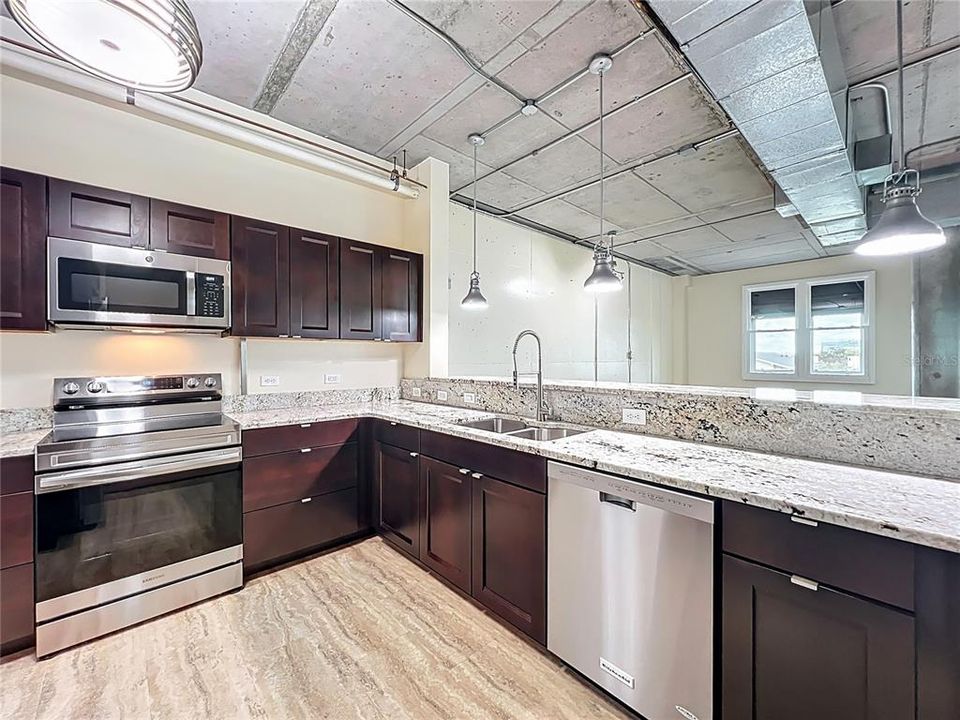 For Sale: $365,000 (2 beds, 2 baths, 1338 Square Feet)