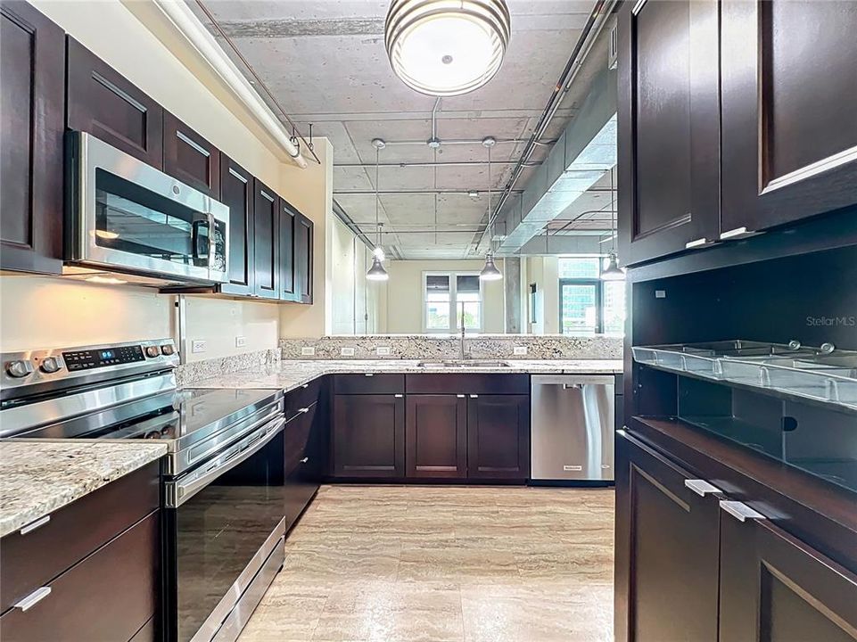 For Sale: $365,000 (2 beds, 2 baths, 1338 Square Feet)