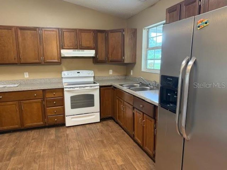 Active With Contract: $135,000 (3 beds, 2 baths, 1052 Square Feet)