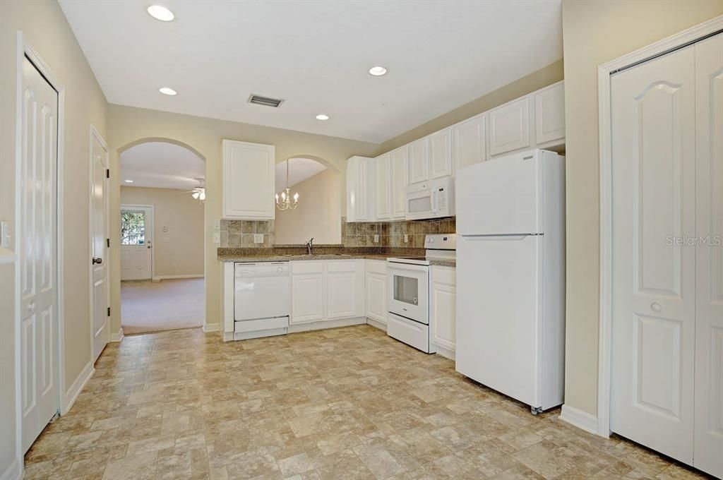 合同活跃: $245,000 (2 贝兹, 2 浴室, 1248 平方英尺)