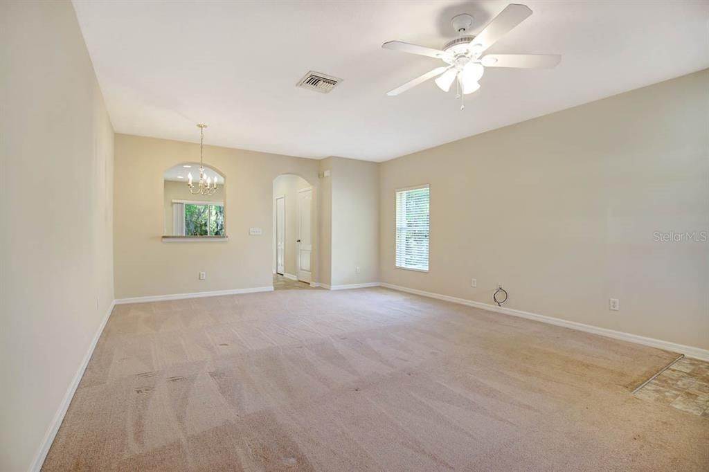 合同活跃: $245,000 (2 贝兹, 2 浴室, 1248 平方英尺)