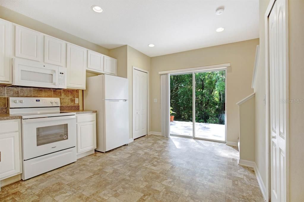 合同活跃: $245,000 (2 贝兹, 2 浴室, 1248 平方英尺)