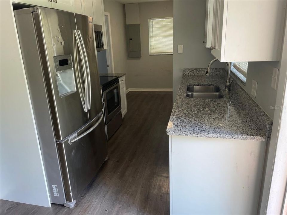 出租: $1,595 (3 贝兹, 1 浴室, 1386 平方英尺)