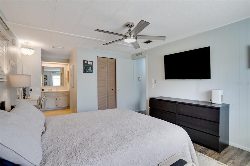 For Sale: $182,500 (2 beds, 2 baths, 1056 Square Feet)