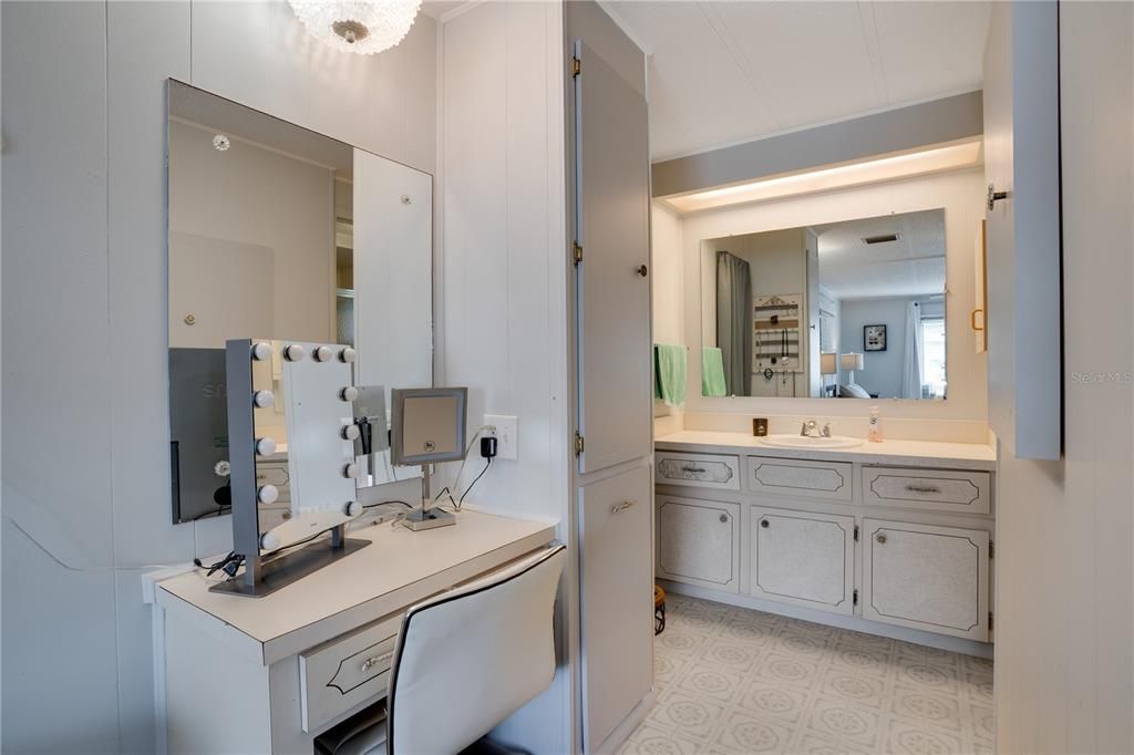 For Sale: $182,500 (2 beds, 2 baths, 1056 Square Feet)