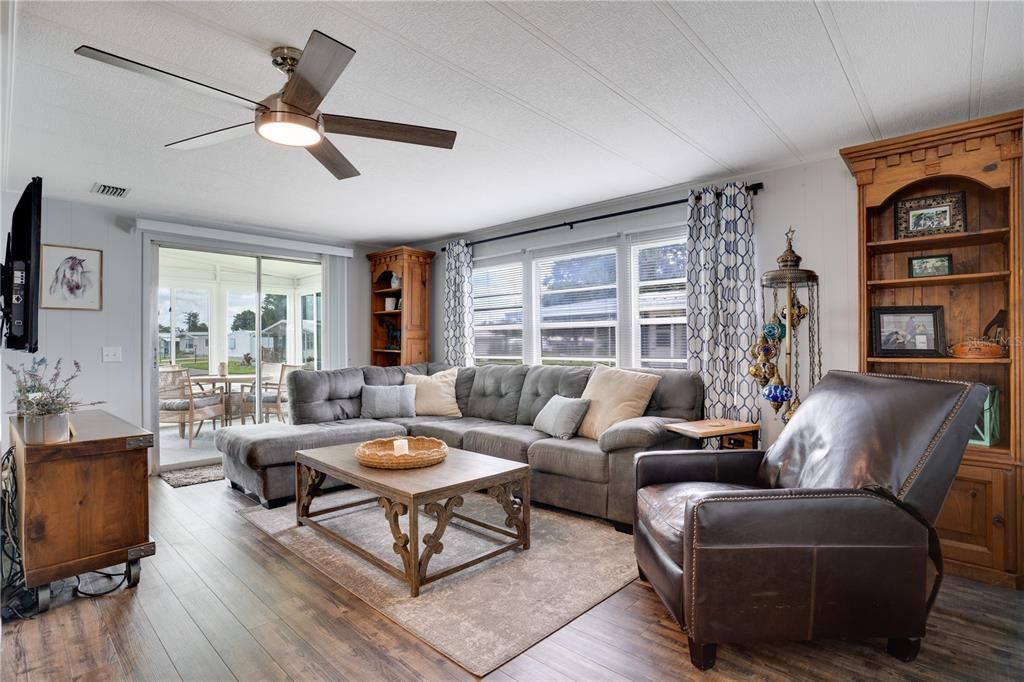 For Sale: $182,500 (2 beds, 2 baths, 1056 Square Feet)