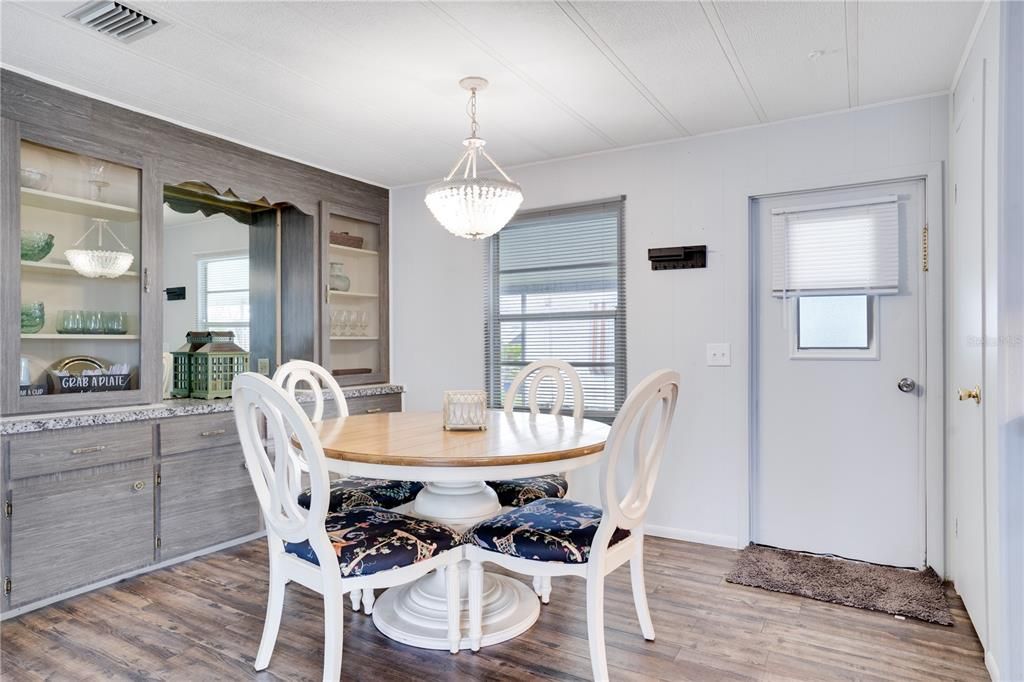 For Sale: $182,500 (2 beds, 2 baths, 1056 Square Feet)