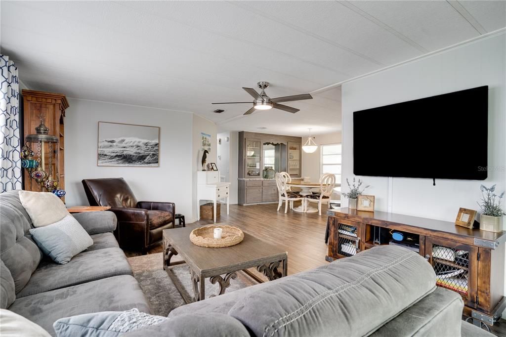 For Sale: $182,500 (2 beds, 2 baths, 1056 Square Feet)