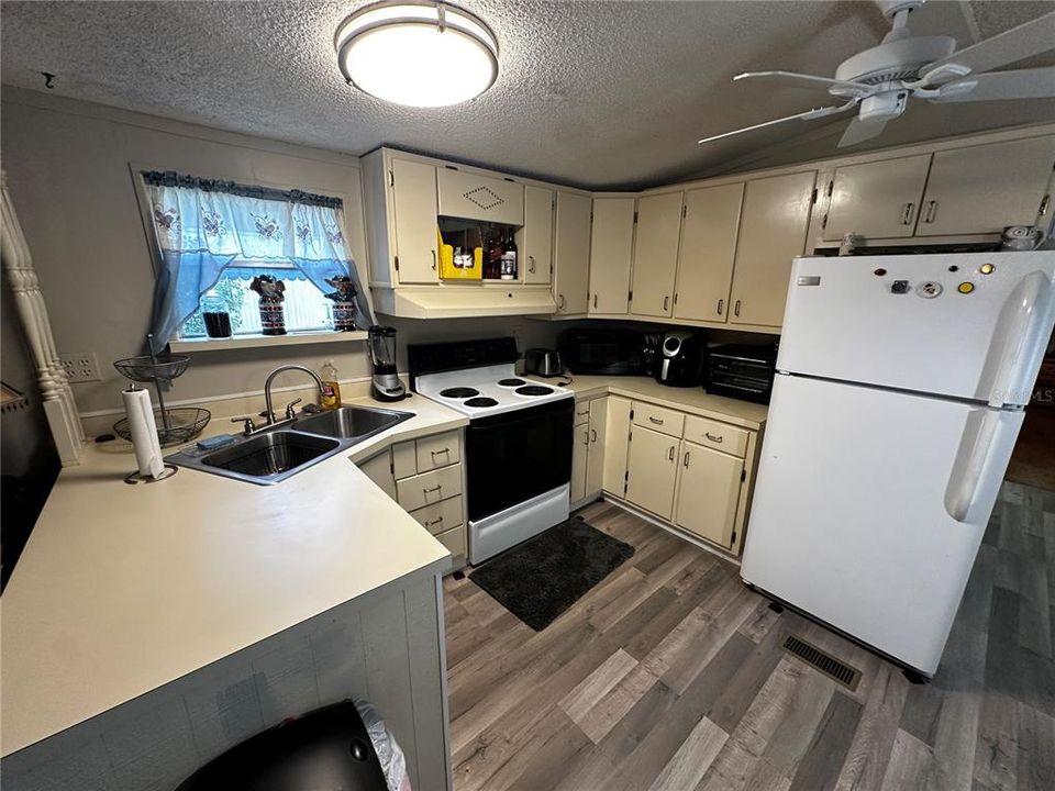 На продажу: $34,900 (2 спален, 1 ванн, 840 Квадратных фут)