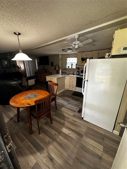 На продажу: $34,900 (2 спален, 1 ванн, 840 Квадратных фут)