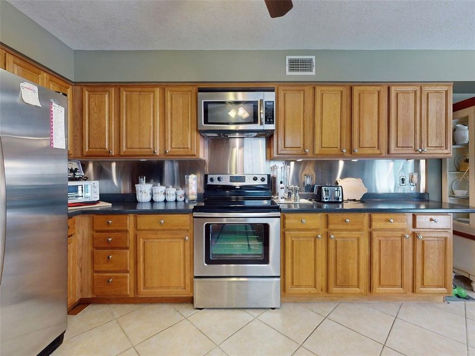 Active With Contract: $589,000 (5 beds, 3 baths, 2316 Square Feet)