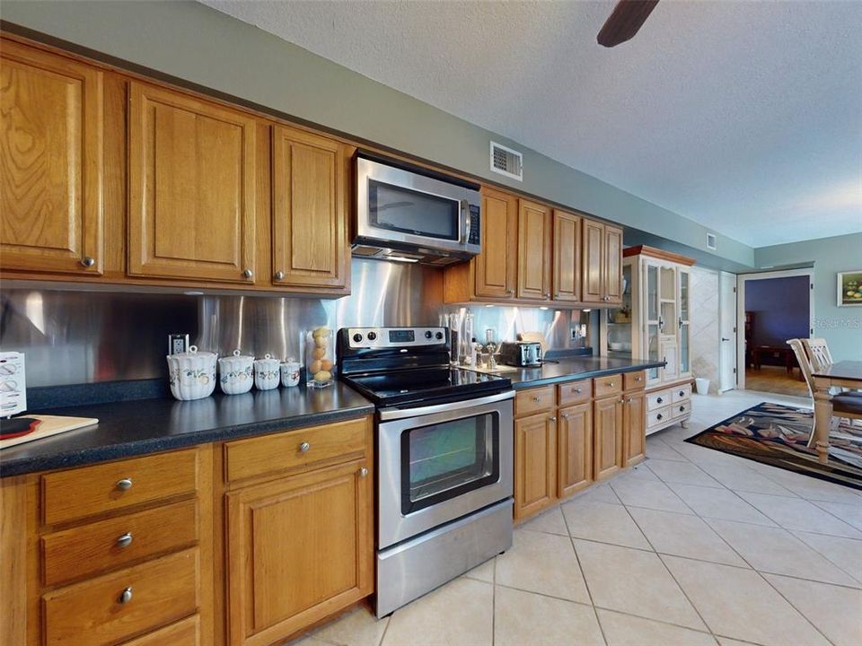 Active With Contract: $589,000 (5 beds, 3 baths, 2316 Square Feet)