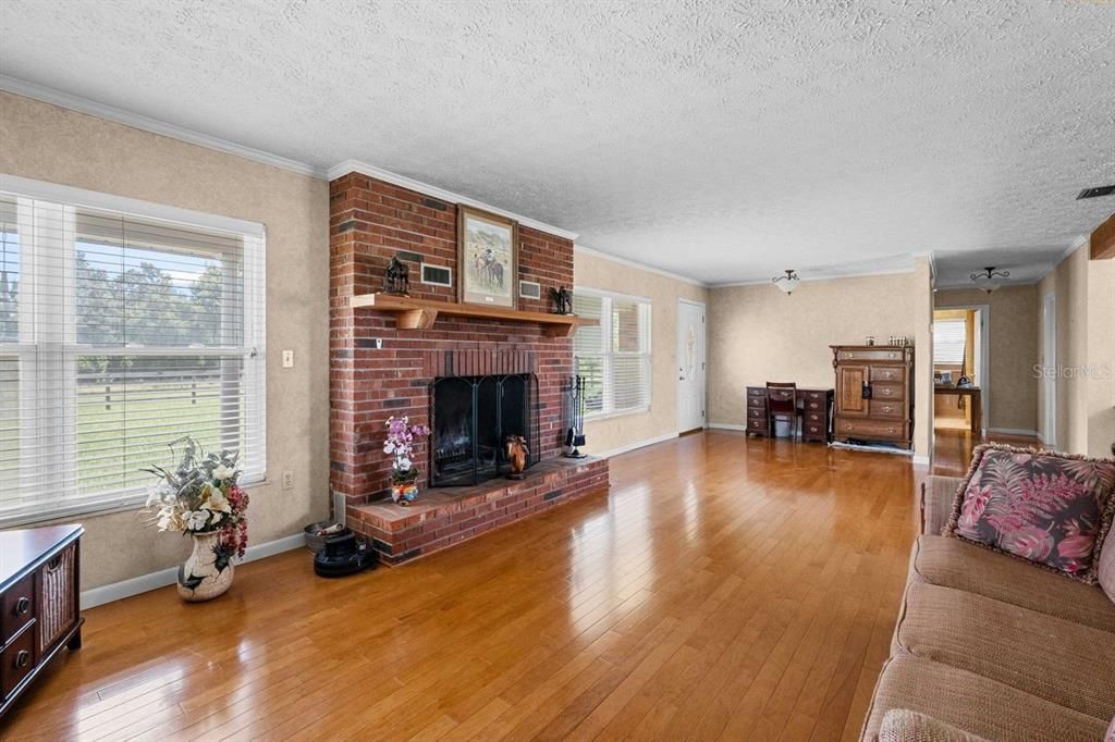 待售: $1,500,000 (2 贝兹, 2 浴室, 1905 平方英尺)