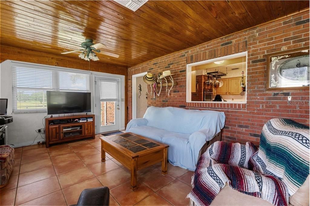 待售: $1,500,000 (2 贝兹, 2 浴室, 1905 平方英尺)