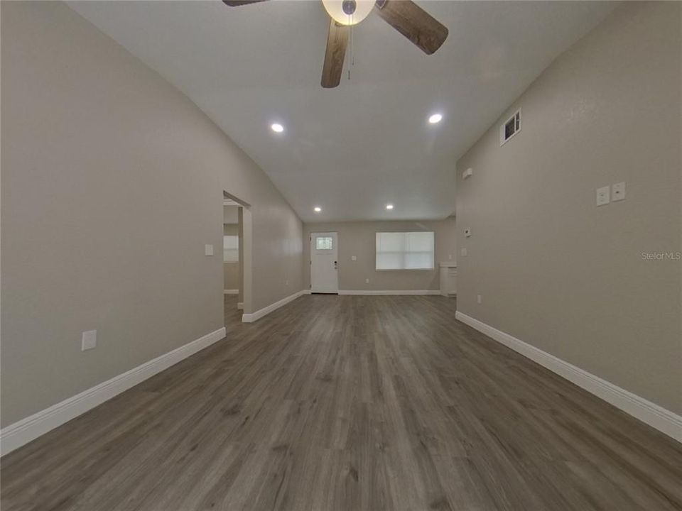 合同活跃: $2,069 (3 贝兹, 2 浴室, 1632 平方英尺)