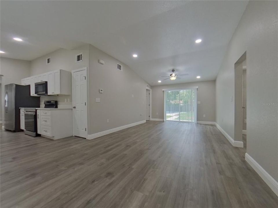 合同活跃: $2,069 (3 贝兹, 2 浴室, 1632 平方英尺)