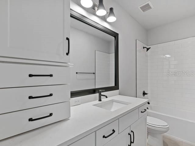 Под контрактом: $824,990 (3 спален, 2 ванн, 2082 Квадратных фут)