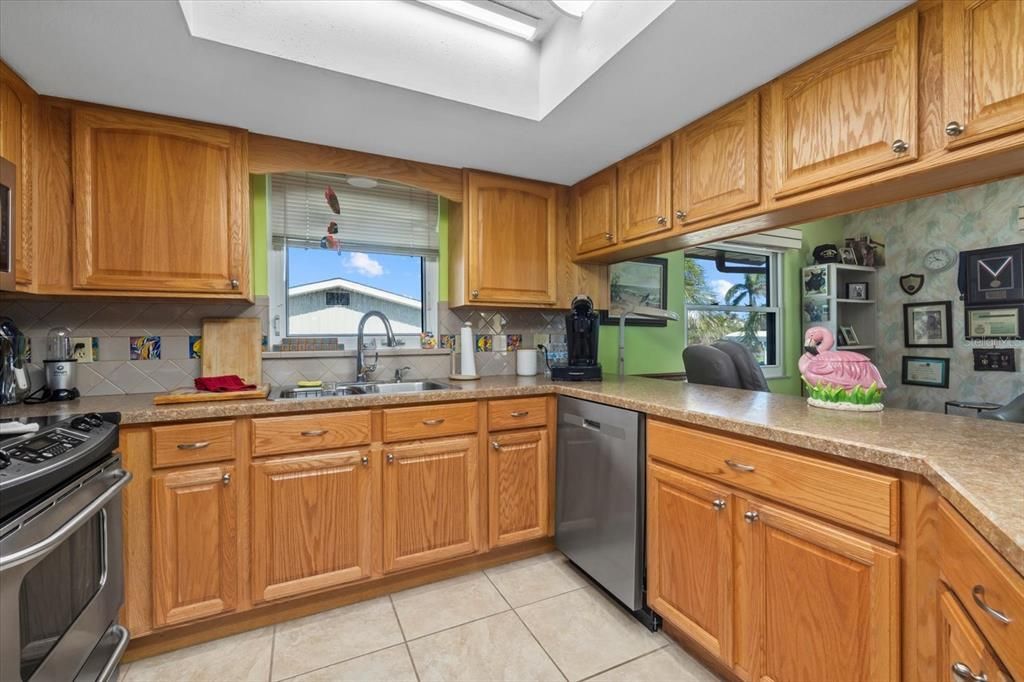 На продажу: $629,000 (2 спален, 2 ванн, 1932 Квадратных фут)