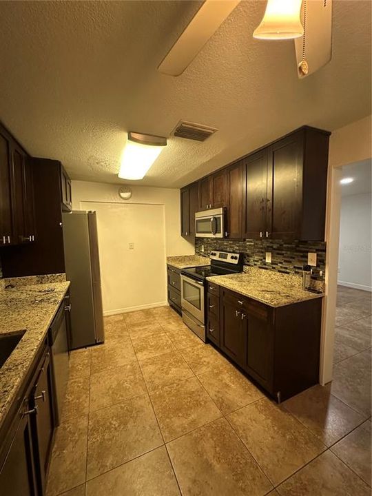 Activo con contrato: $2,150 (2 camas, 1 baños, 1272 Pies cuadrados)