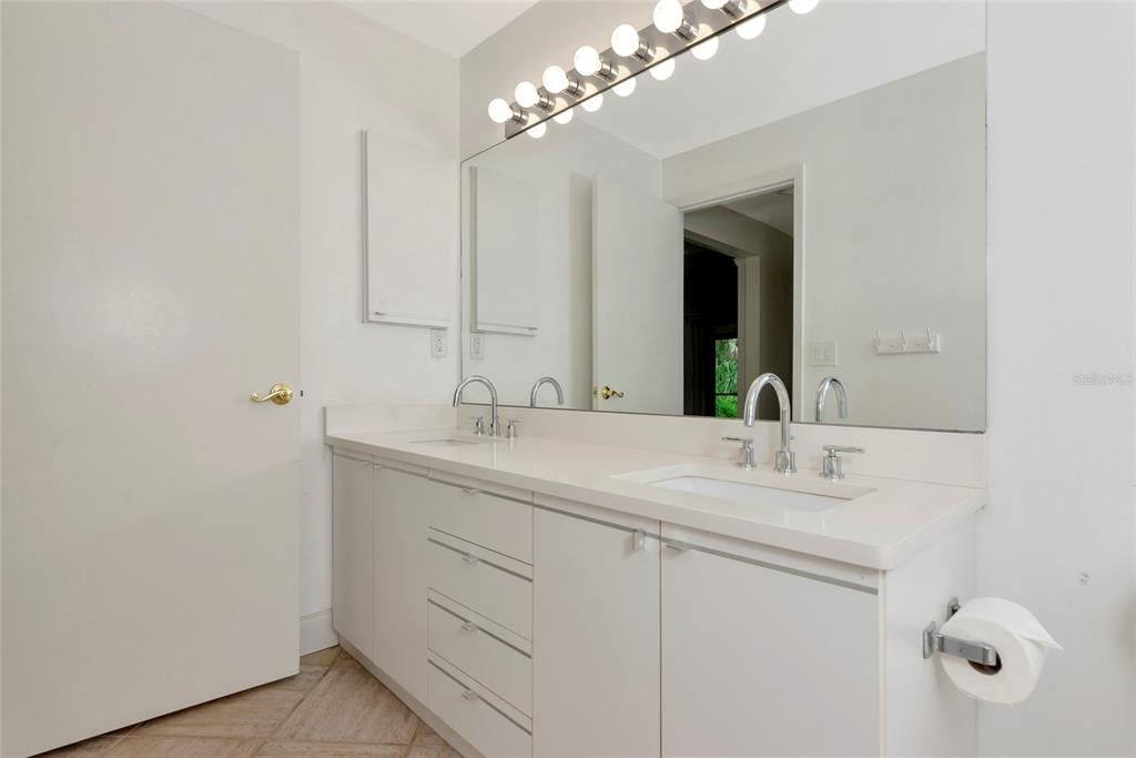 For Sale: $299,000 (2 beds, 2 baths, 1776 Square Feet)