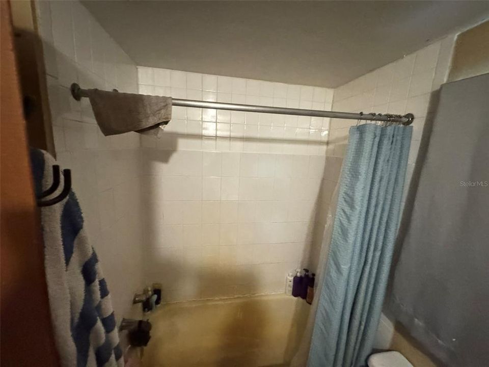 合同活跃: $196,000 (6 贝兹, 0 浴室, 1400 平方英尺)