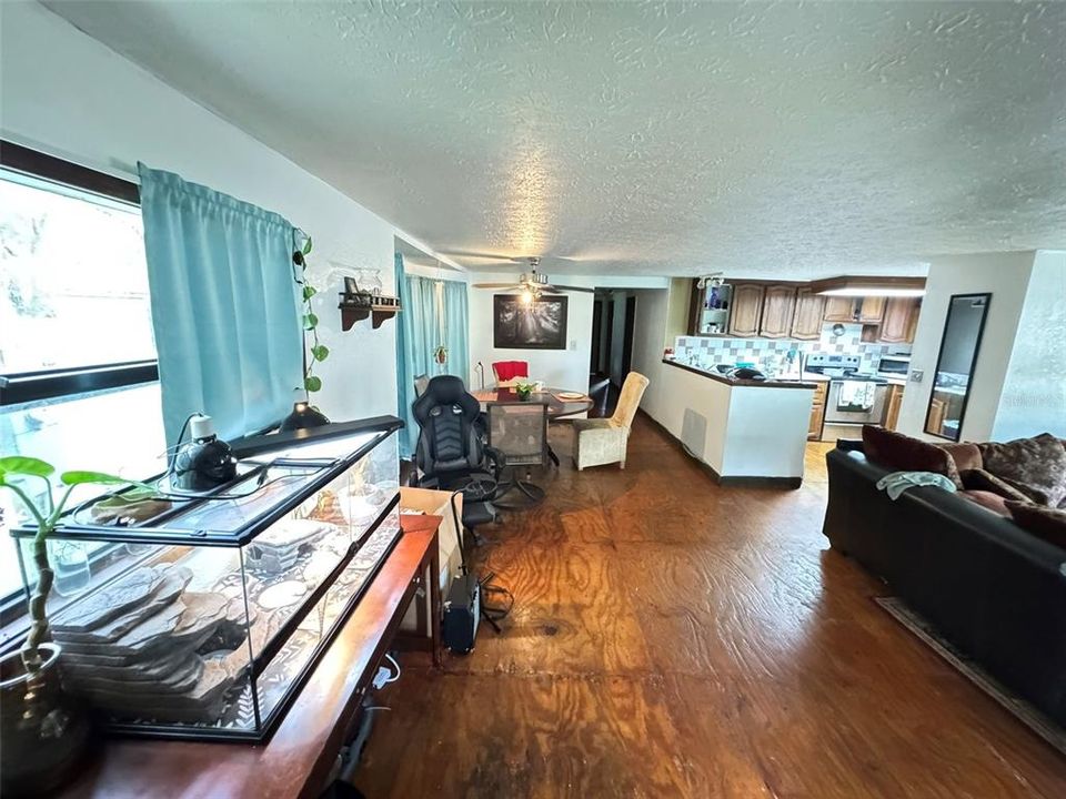 合同活跃: $196,000 (6 贝兹, 0 浴室, 1400 平方英尺)