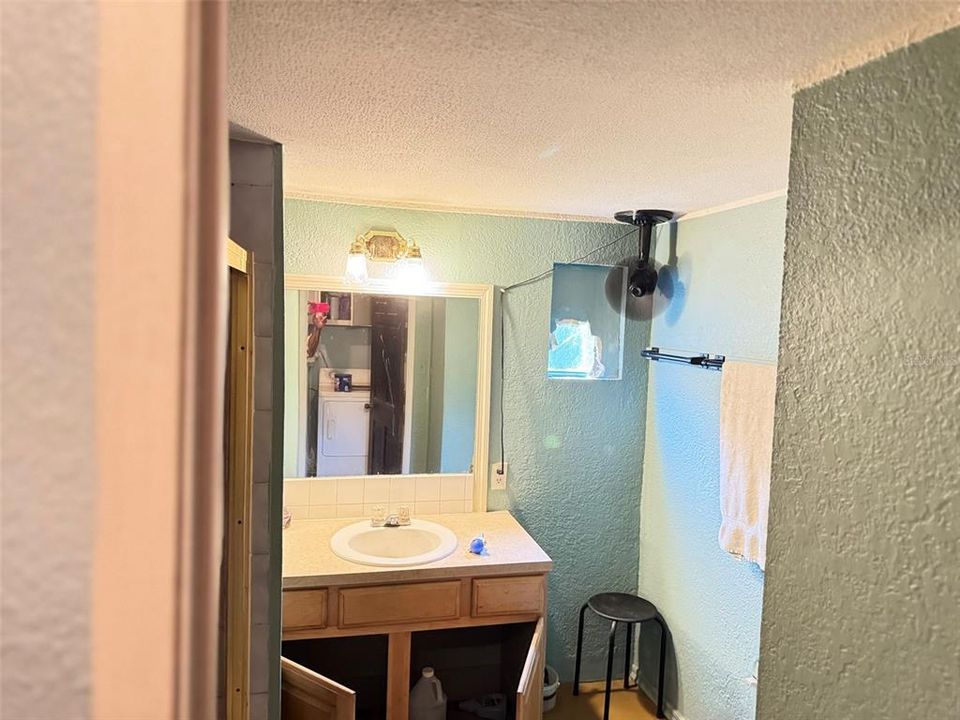 合同活跃: $196,000 (6 贝兹, 0 浴室, 1400 平方英尺)