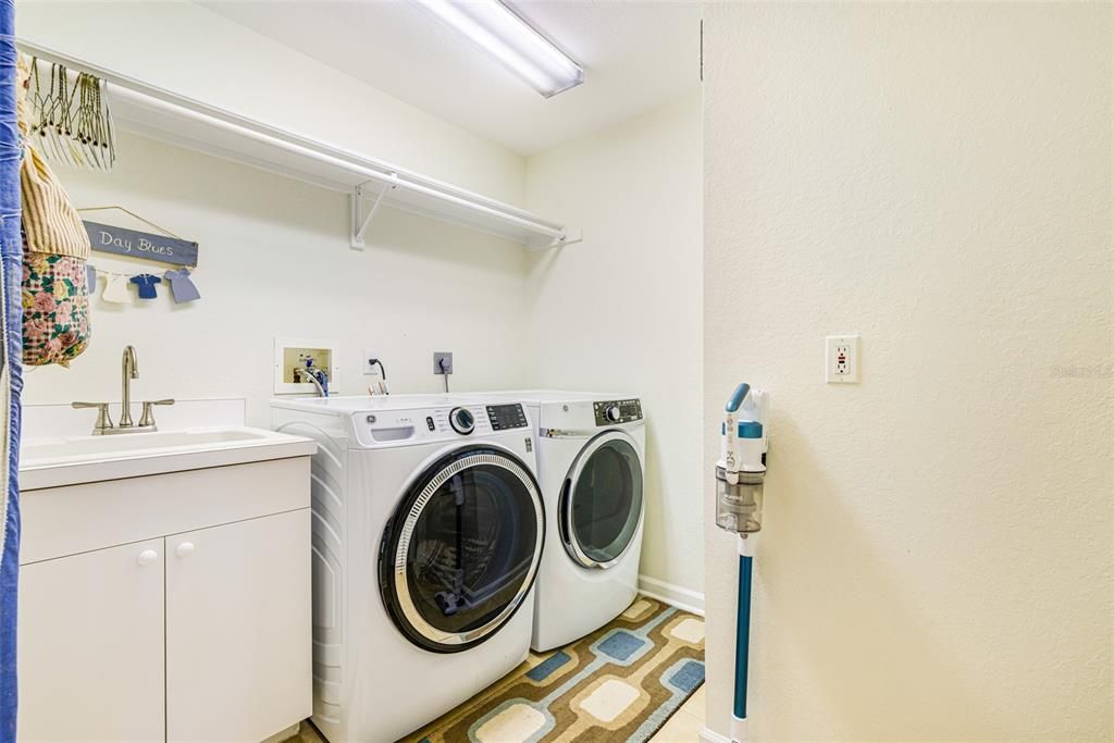 For Sale: $780,000 (3 beds, 3 baths, 2825 Square Feet)