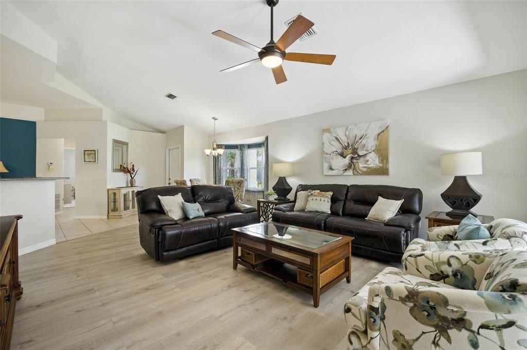 待售: $259,900 (2 贝兹, 2 浴室, 1162 平方英尺)