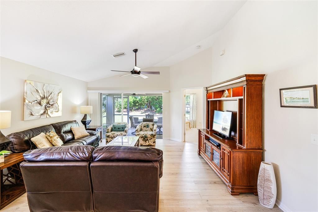 待售: $259,900 (2 贝兹, 2 浴室, 1162 平方英尺)