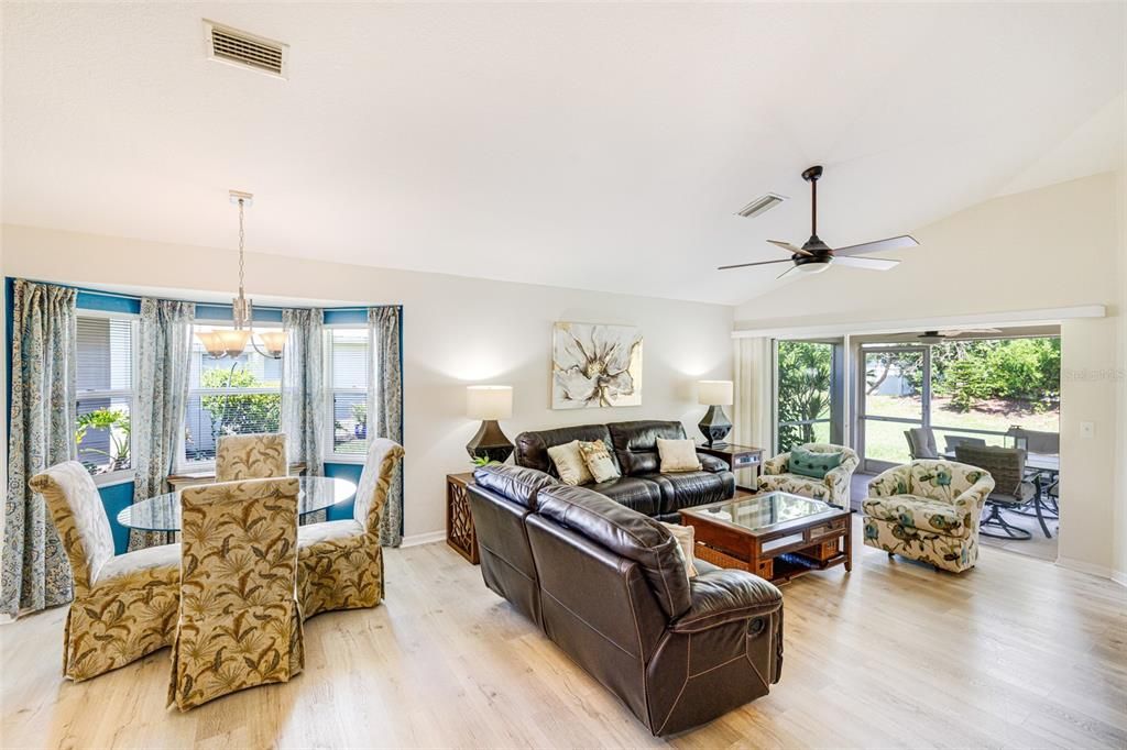 待售: $259,900 (2 贝兹, 2 浴室, 1162 平方英尺)