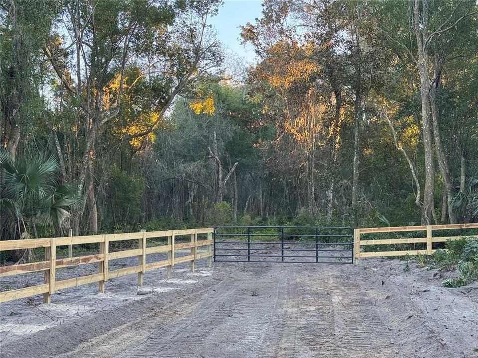 En Venta: $390,000 (5.92 acres)