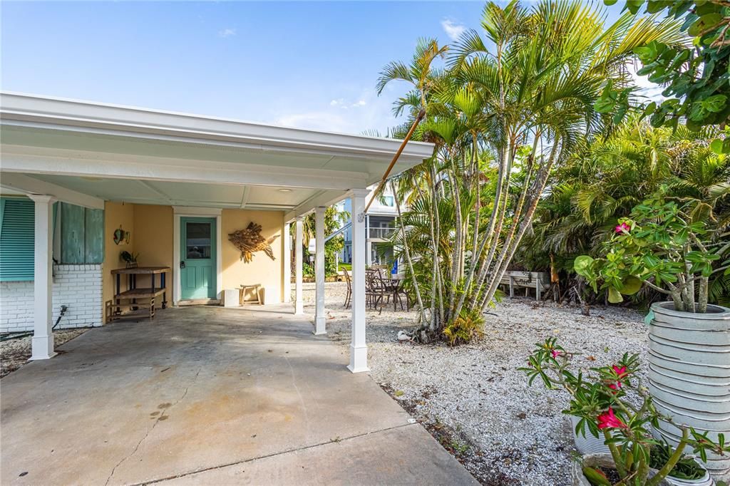 En Venta: $700,000 (0.25 acres)