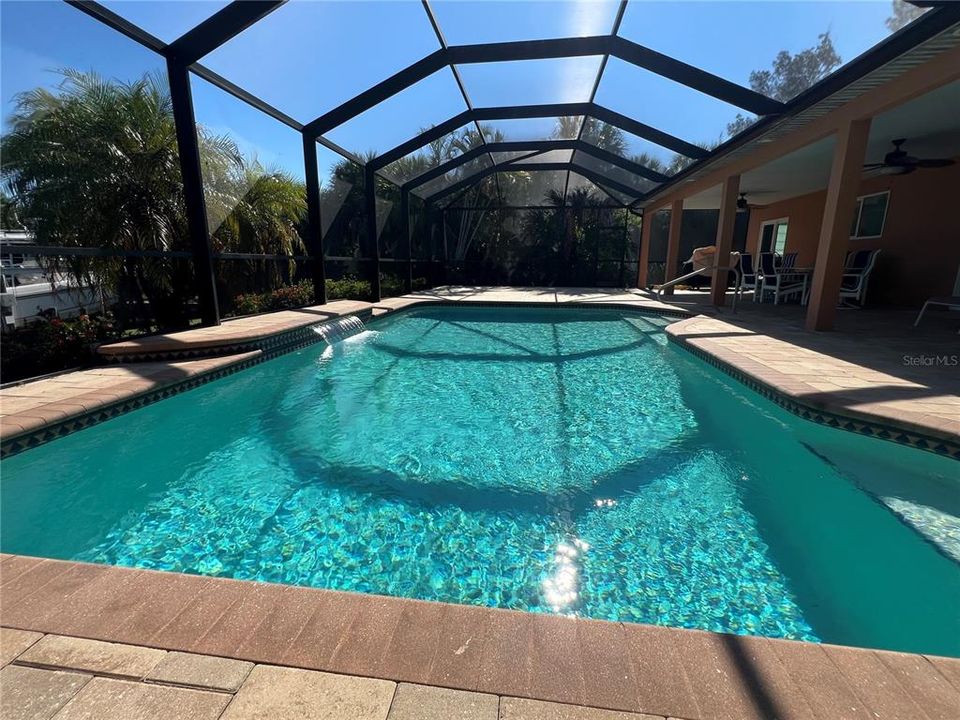 合同活跃: $425,000 (3 贝兹, 2 浴室, 1278 平方英尺)