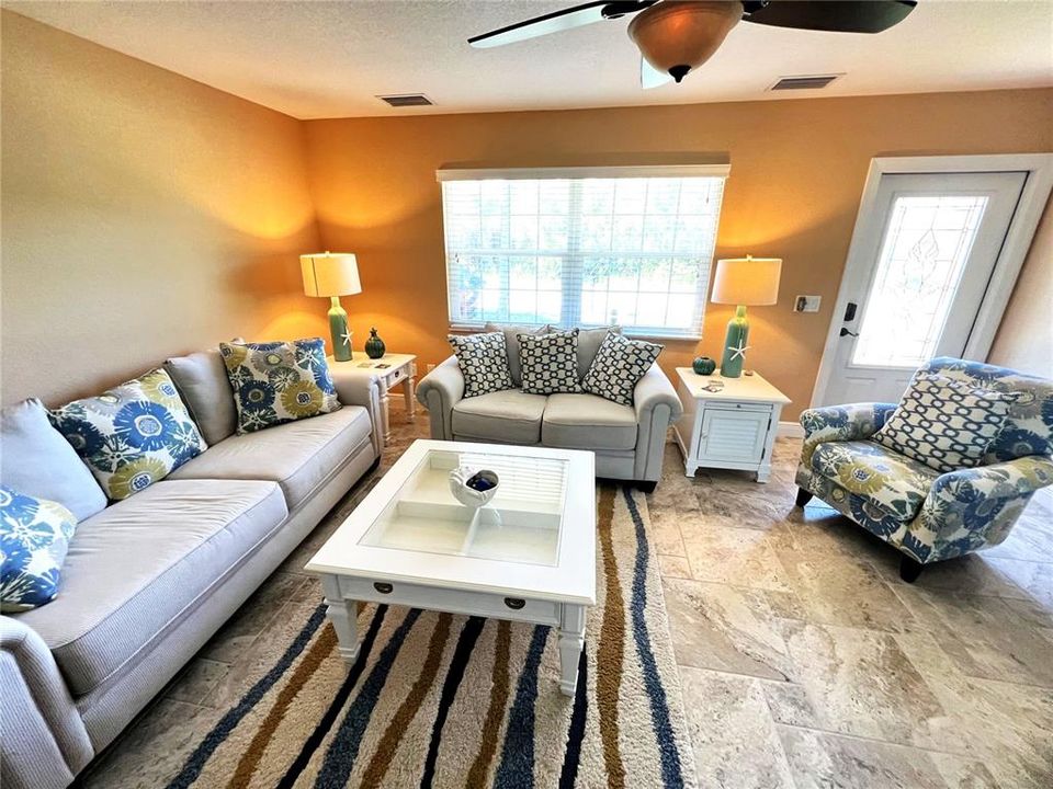 合同活跃: $425,000 (3 贝兹, 2 浴室, 1278 平方英尺)