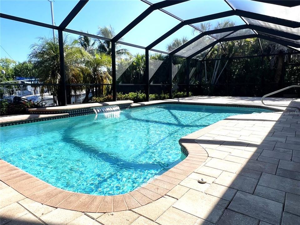 合同活跃: $425,000 (3 贝兹, 2 浴室, 1278 平方英尺)