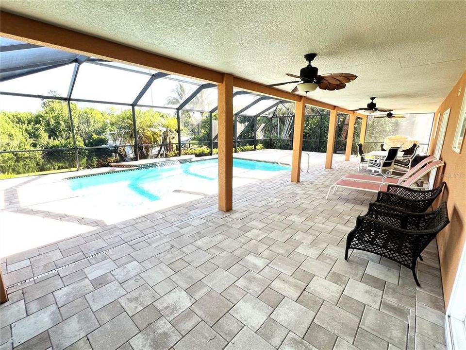 合同活跃: $425,000 (3 贝兹, 2 浴室, 1278 平方英尺)