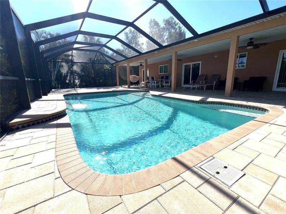 合同活跃: $425,000 (3 贝兹, 2 浴室, 1278 平方英尺)