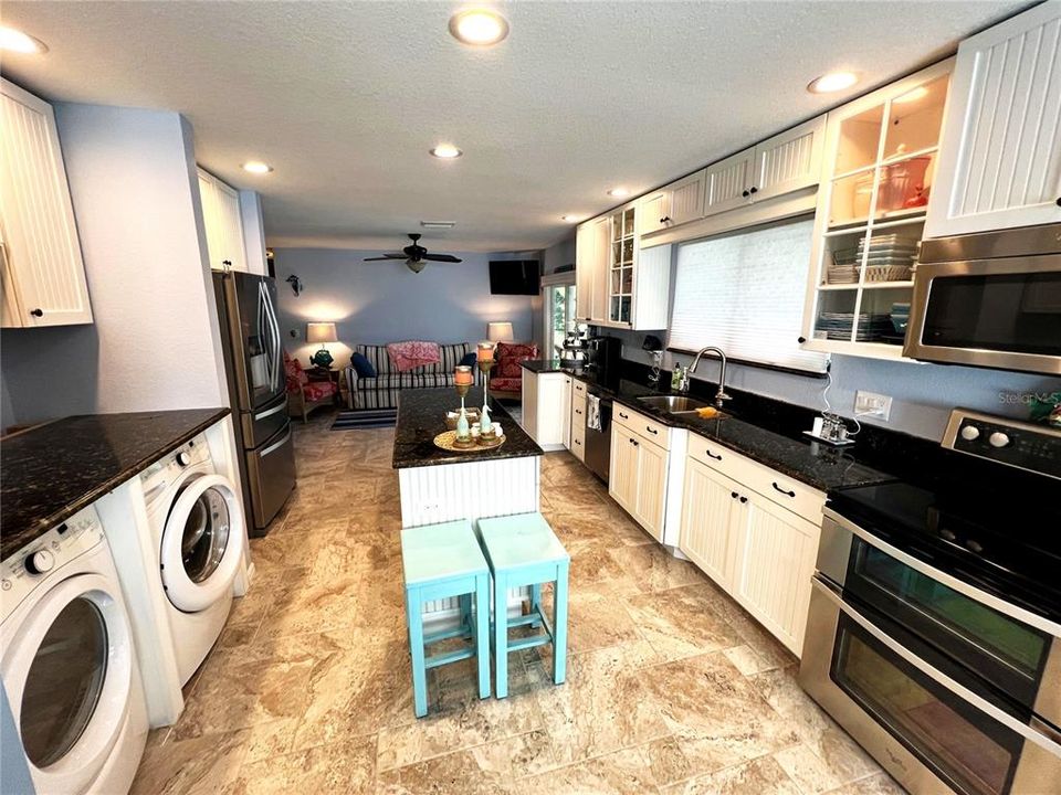 合同活跃: $425,000 (3 贝兹, 2 浴室, 1278 平方英尺)