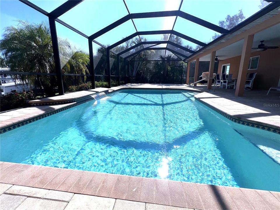 合同活跃: $425,000 (3 贝兹, 2 浴室, 1278 平方英尺)