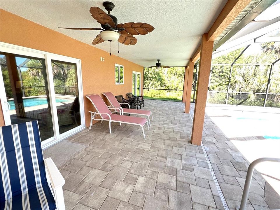 合同活跃: $425,000 (3 贝兹, 2 浴室, 1278 平方英尺)