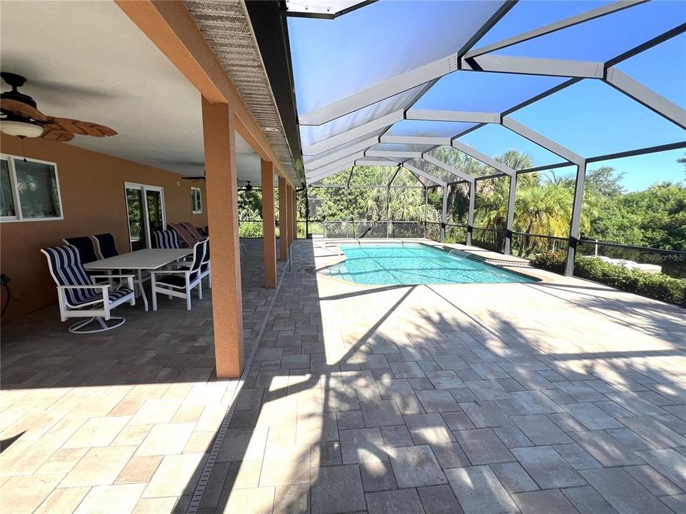 合同活跃: $425,000 (3 贝兹, 2 浴室, 1278 平方英尺)