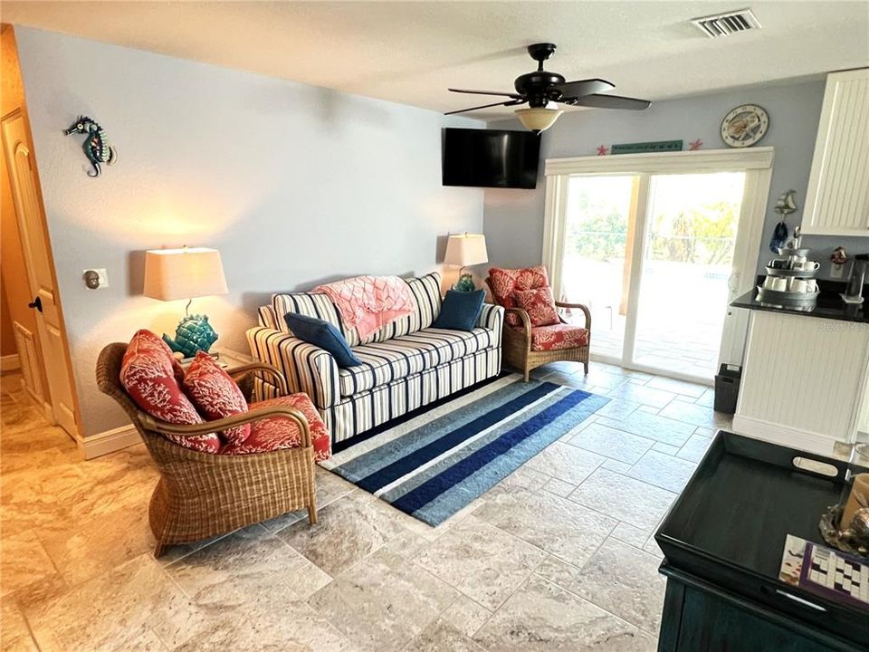 合同活跃: $425,000 (3 贝兹, 2 浴室, 1278 平方英尺)