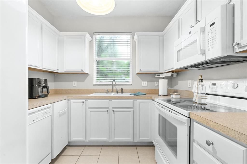 На продажу: $227,000 (2 спален, 1 ванн, 1142 Квадратных фут)