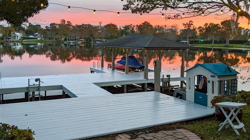 合同活跃: $975,000 (5 贝兹, 3 浴室, 3858 平方英尺)