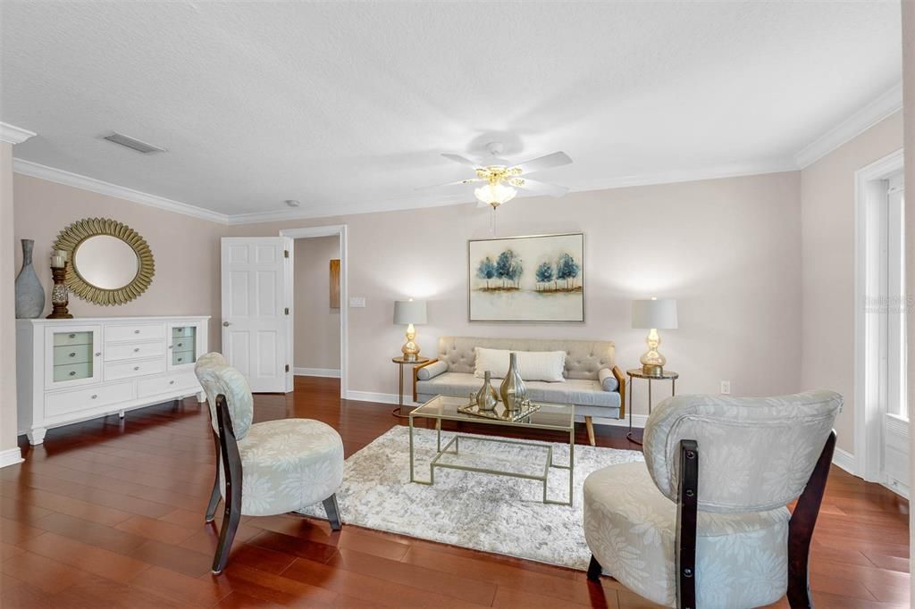 合同活跃: $975,000 (5 贝兹, 3 浴室, 3858 平方英尺)