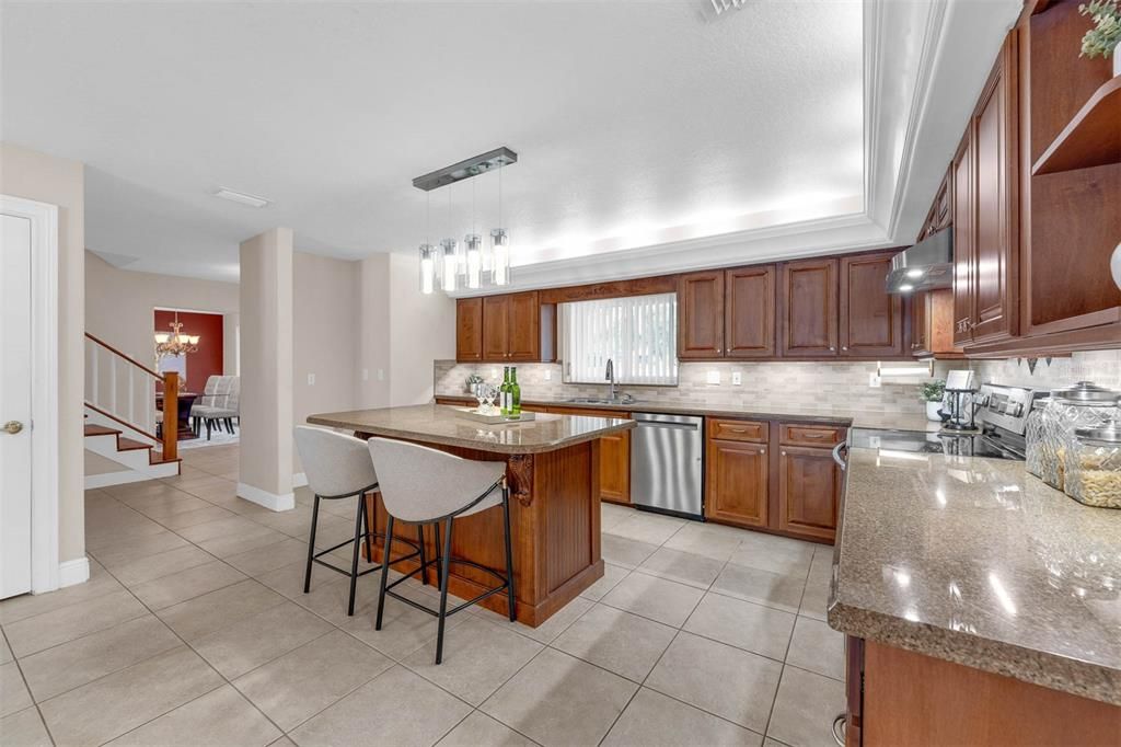 合同活跃: $975,000 (5 贝兹, 3 浴室, 3858 平方英尺)