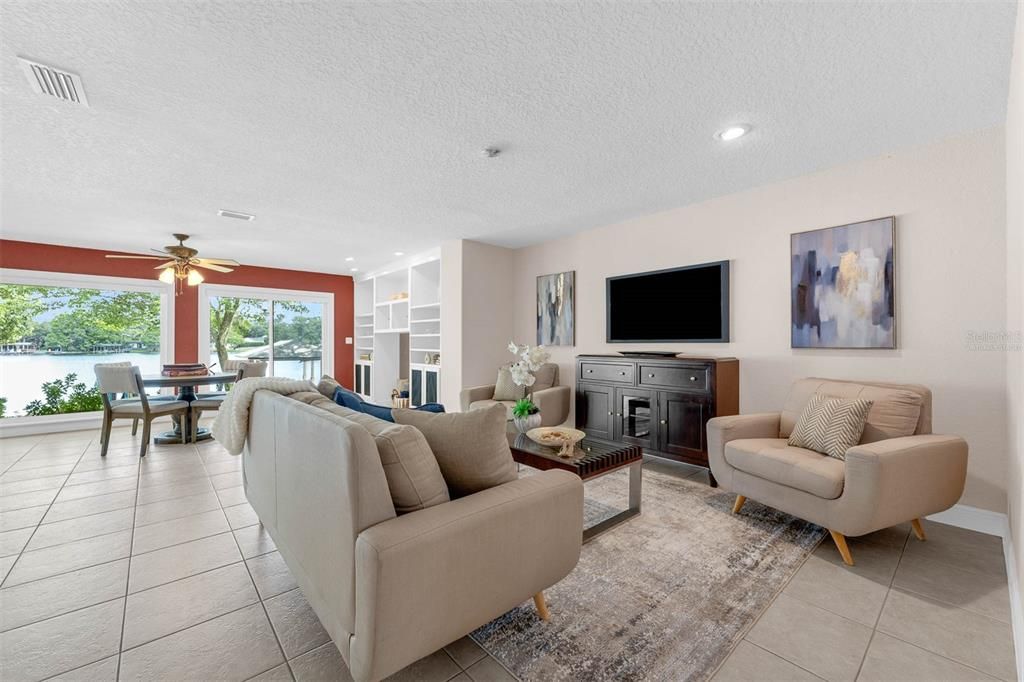 合同活跃: $975,000 (5 贝兹, 3 浴室, 3858 平方英尺)